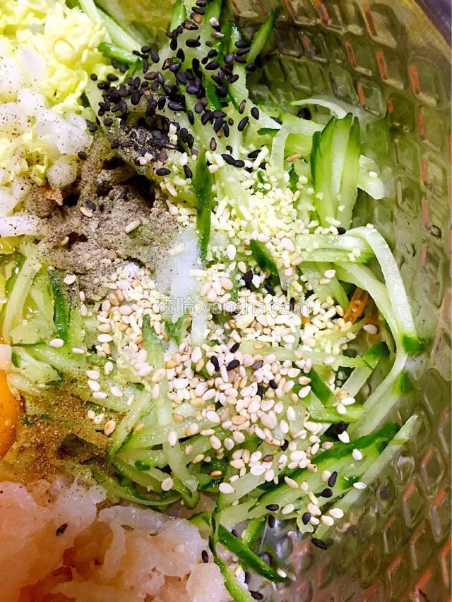 加入白芝麻、黑芝麻、胡椒粉、玉米油、淀粉搅拌均匀