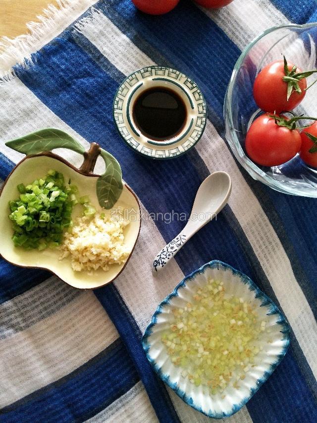 葱姜蒜切末备用，小葱留出最后点缀的量，剩余的葱姜末泡少量温水备用。