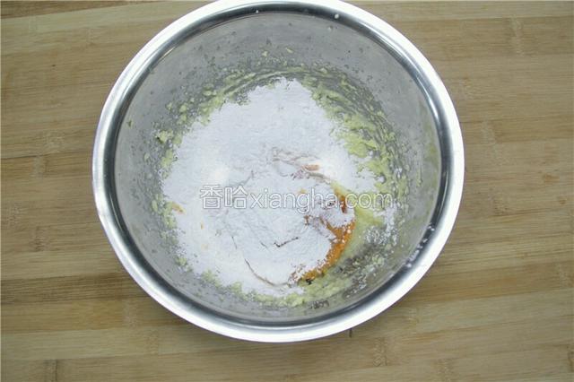 黄油提前软化加入奶油和白糖，红薯肉和糯米粉，混合拌匀。