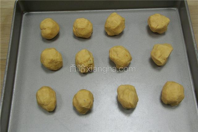 把面团平均分割成每个20克的小丸子。