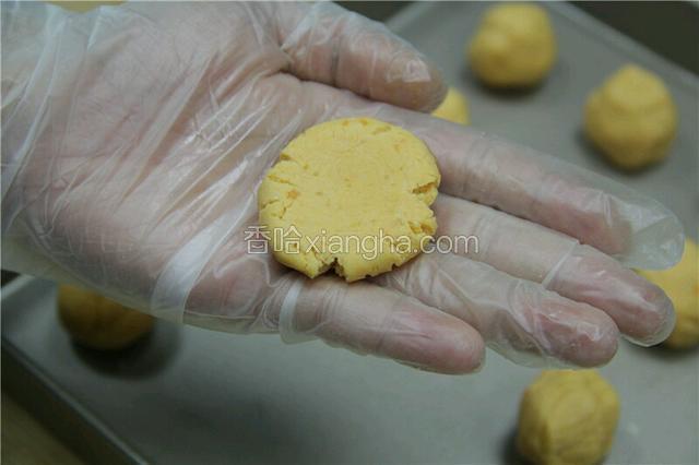 取出一个小丸子，用掌心压扁。