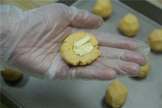 将马苏里拉奶酪包入丸子里。