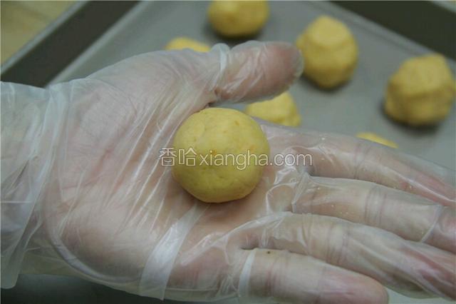 继续把包好的丸子搓圆。