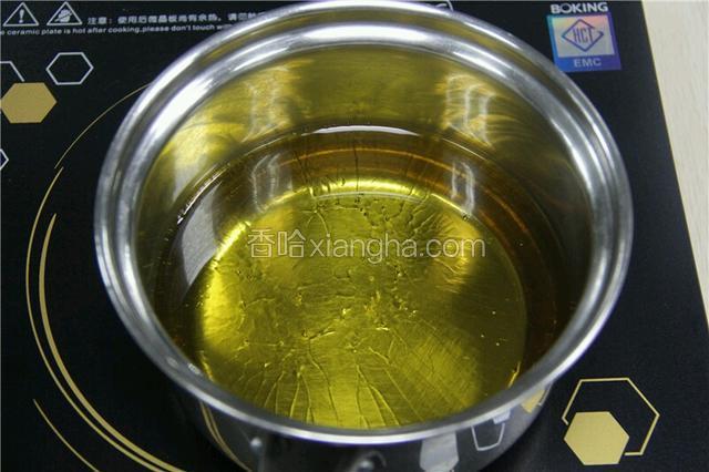 油锅中火加热至150度，底部冒起小气泡。