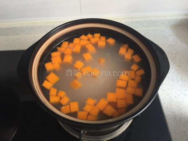 倒入南瓜丁，大火再次烧开，转小火慢煮约20分钟左右。
