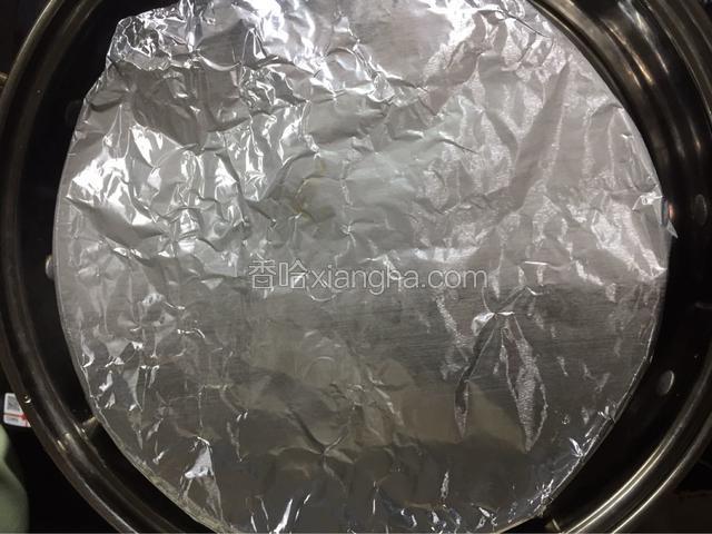 用锡箔纸盖住碗口，避免蒸的时候水汽进入碗中，上锅蒸1小时左右即可
