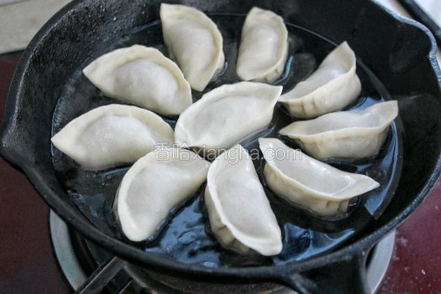 盖上锅盖中小火焖煮