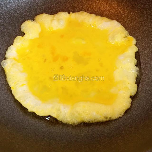 锅中烧油滑蛋