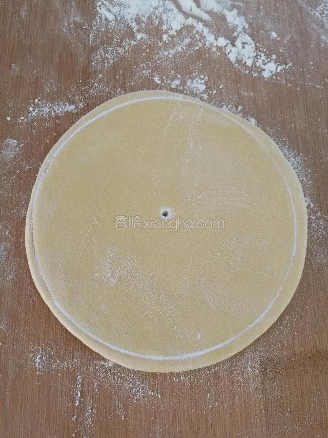去黄面团擀成圆片，用模具
轧整齐。