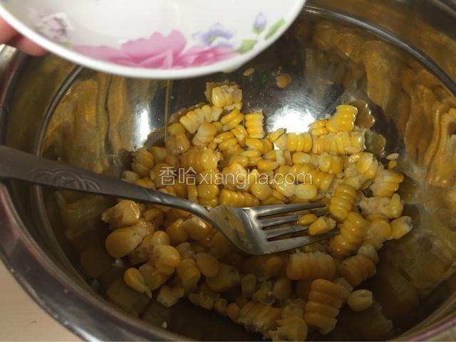 玉米放入锅里煮熟剥粒加入少许水

