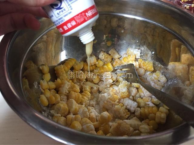 加入一大勺糯米粉倒入10克炼乳
