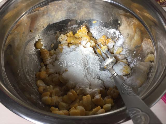 加入玉米淀粉混合搅拌在一起
