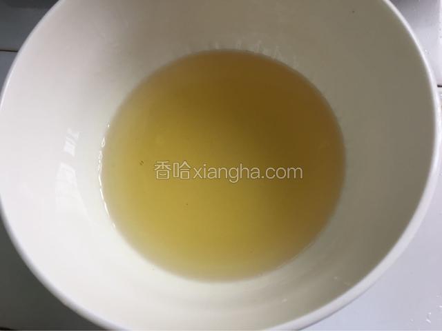 锅里热油至冒烟倒入碗里备用
