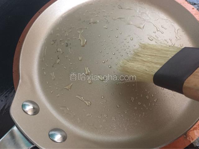 平底锅刷上一层薄油
