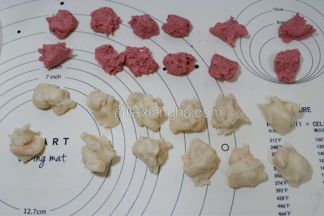 油酥分成12个，10g每个油皮分成12个，20g每个