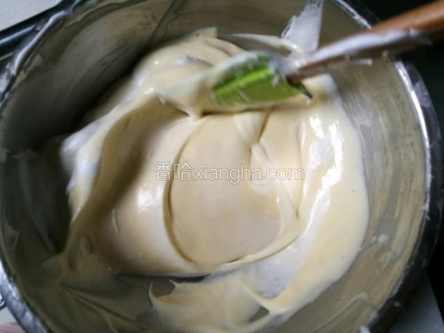 让剩下的蛋白加入蛋黄 糊中继续翻拌均匀