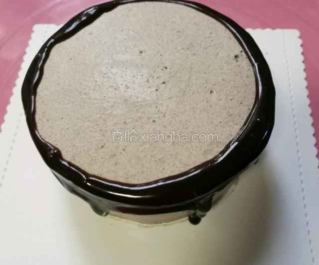 上面一层的我做了奥利奥夹馅。再 放 最上面蛋糕片 然后四周和表面抹上奥利奥 奶油。淋面大概50克奶油加50克巧克力隔水融化稍微温热后装进裱花袋再剪小口然后顺着蛋糕边缘边转边淋。