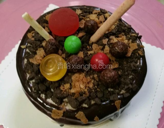 最上面再装饰一些蛋糕主人爱吃的小零食就行了。