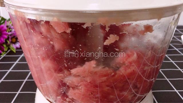 切好的肉块放入料理机加两勺葱姜水搅成肉馅
