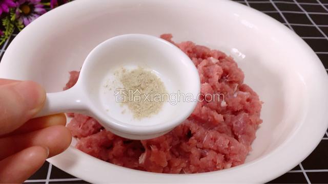 肉馅里加入白胡椒粉
