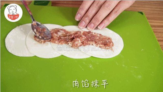 在中间薄薄的抹一层肉馅，千万不能太厚，也不要太宽。PS：怎么有这么多的不能啊？为了好看呗！