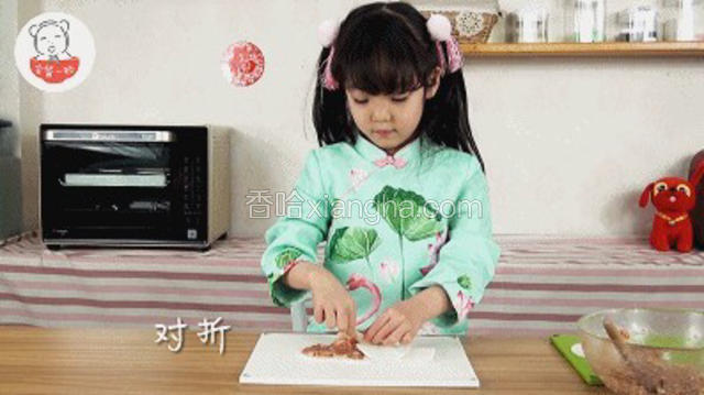 一张一张把饺子皮对折，稍微按压一下。然后从一头卷起来，一朵玫瑰花就做好啦。以此类推，28张饺子皮刚好做7朵玫瑰花。