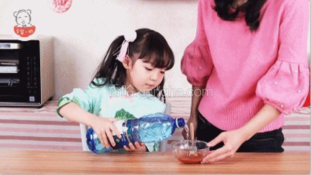 一大勺番茄酱与一碗水混合调匀，倒入锅中，盖上锅盖，当锅中汤汁收浓，饺子就熟了。宝餐提示：煎的时候一定要保持中小火，时刻关注锅中情况，新手爸妈尤其注意汤汁宜多不宜少。