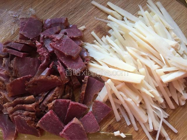 牛肉切小片，冬笋切细条