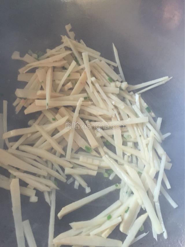 下冬笋爆炒至断生