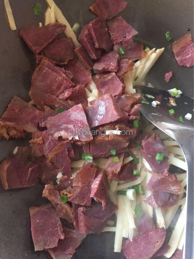 加入牛肉快速翻炒