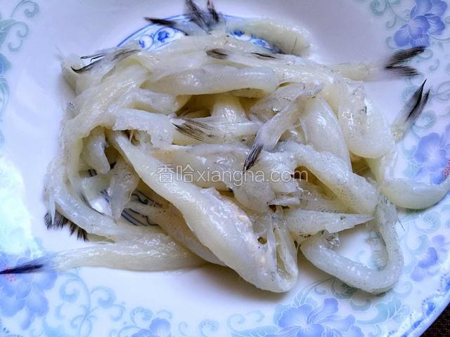 银鱼洗净沥干水分