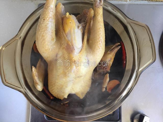 将鸡放入锅中，不加盖大火烧开煮5-7分钟