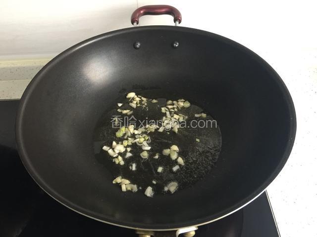 锅中倒油烧热放入葱、蒜炒香。