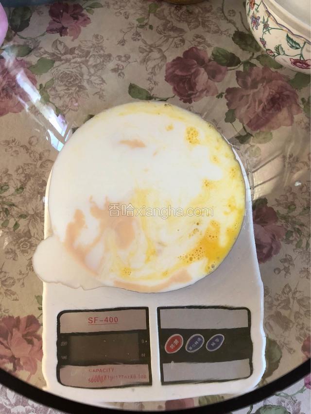 家里没买面包机，准备用打蛋器的和面功能。
首先把面包原料的液体材料，倒入盆中。