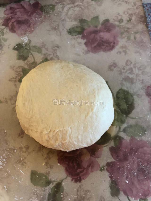 这时候可以用打蛋器里面的和面棒，搅拌。每搅拌一分钟，停一分钟，避免打蛋器短路。
已经变成，光滑的面团了。
