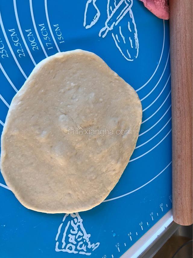 用擀面杖擀成圆饼。
