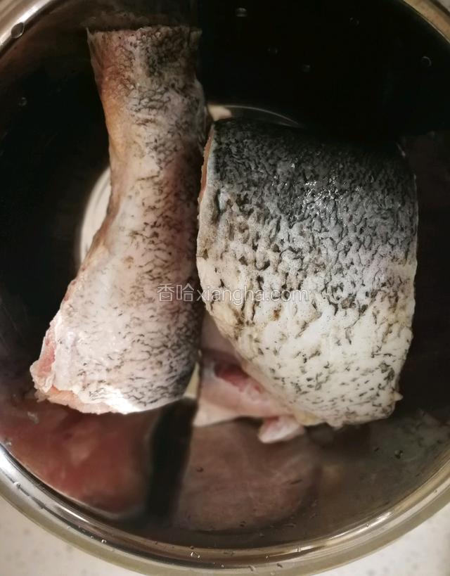 鱼洗净，去肠，鳞，腮，用清水泡一会去血水。