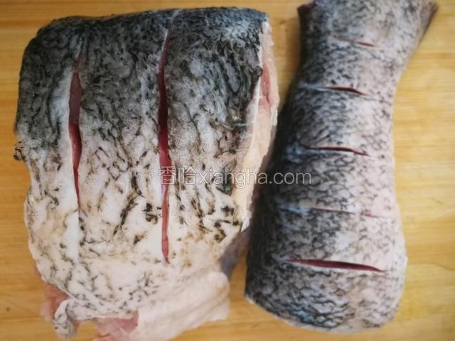 捞出控干，将鱼身二面剞上几刀。