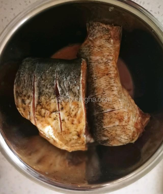 放入盐，料酒，胡椒粉，抓匀腌15分钟，然后将鱼身抹上一层干淀粉待用。