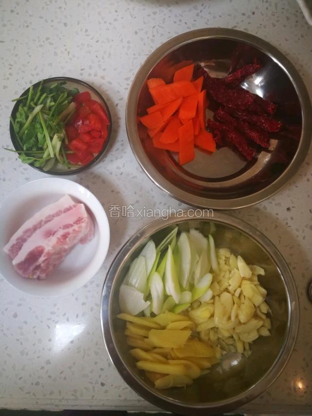 准备配料。葱、尖椒，:干辣椒、香菜切段，蒜拍扁，五花肉切小方块。