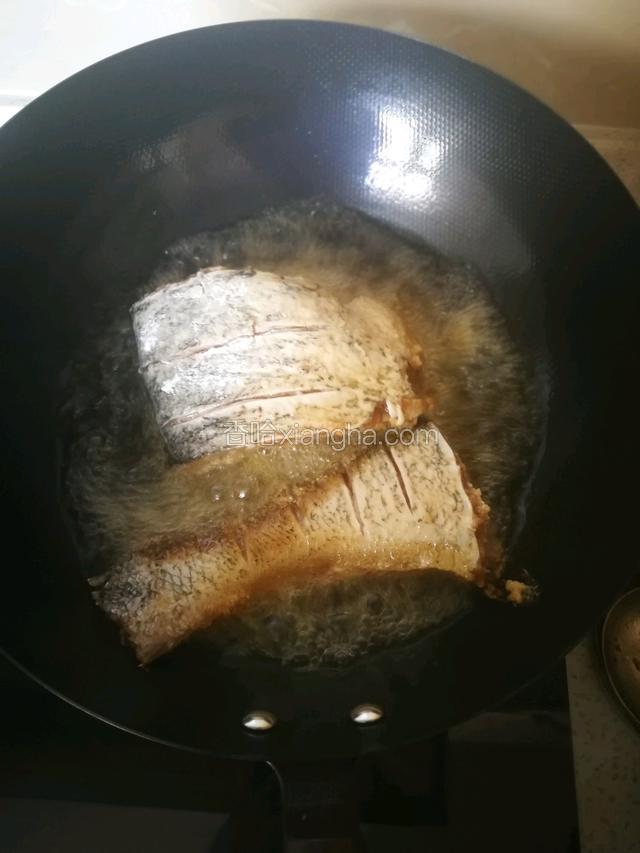 锅内放油，油温七成热，用大火将鱼炸成金黄色捞出。