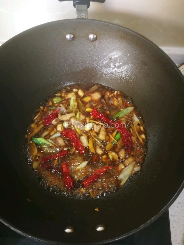 加入白糖，醋，生抽，蚝油，料酒盐。