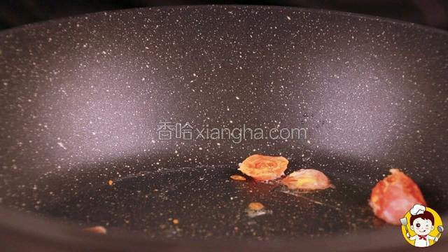 热锅下凉油，加入咸蛋黄，碾碎煸炒出香味。