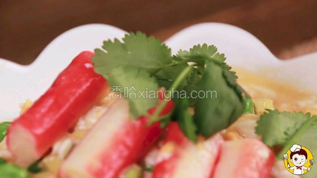 加上香菜叶装饰。