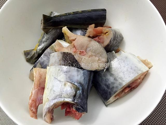 鲅鱼洗净切块