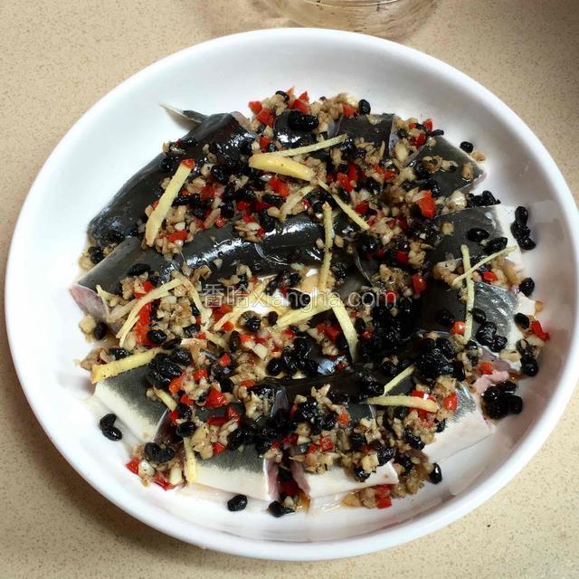 均勻的撒上豆豉蒜蓉醬後淋上蒸魚豉油，蒸鍋開大火燒滾水後將白鳝碼入蒸鍋蓋蓋蒸十分鐘即可.