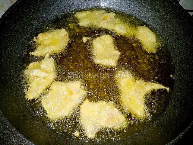 下入肉片，记住，再下入肉片的过程中，要不断的给肉片抓糊儿
