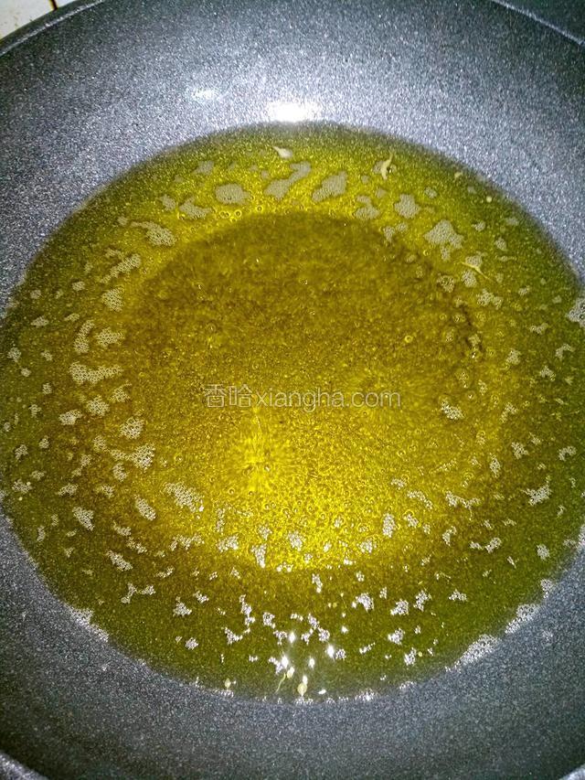 锅内油继续加热至十成热