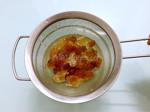 泡发后的桃胶用水冲洗干净，去除杂质