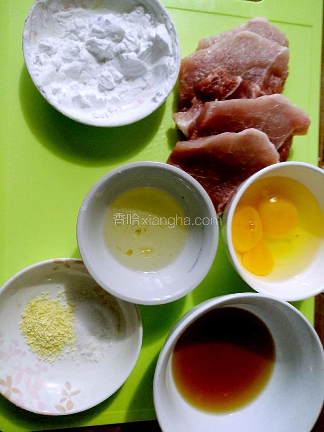 准备主料，猪里脊切一厘米厚的大片儿鸡蛋两个淀粉，香油，盐，白胡椒粉，鸡精，料酒，生抽